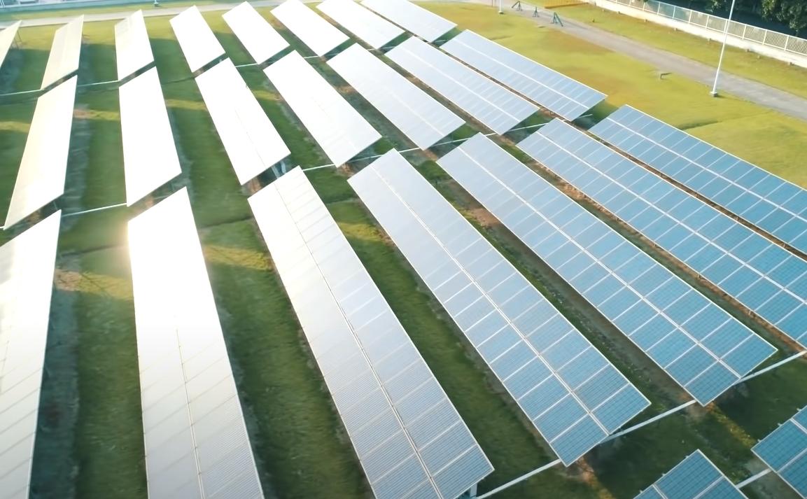 Фото солнечной электростанции, установленной на сельскохозяйственной земле