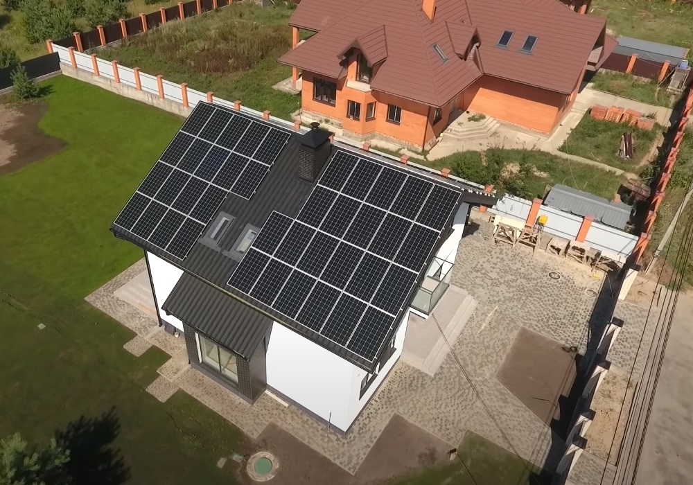 Солнечные батареи на крыше частного дома