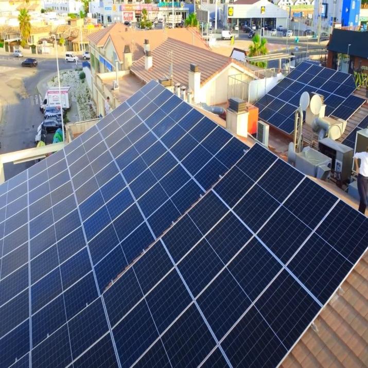 Установка солнечной электростанции на крыше продуктового магазина
